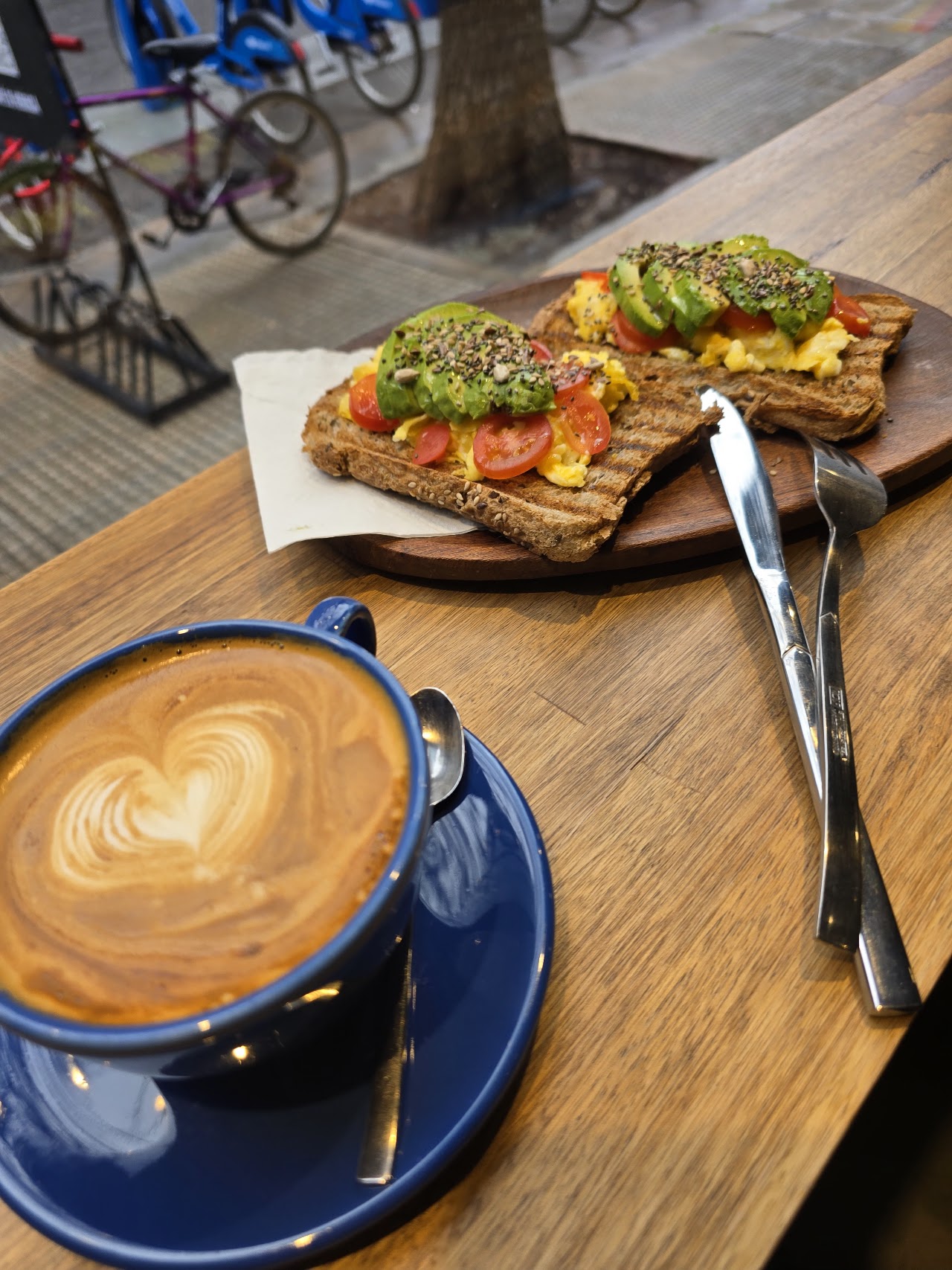 Café con tostado de avocado